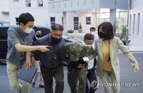 사진은 지난 6월 공군 장모 중사가 구속영장실질심사를 받기 위해 국방부 보통군사법원에 압송된 모습. [국방부 제공=연합뉴스 자료사진]